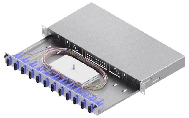 Ein Metallregal mit einer ausziehbaren Platte beherbergt mehrere Glasfaserverbinder und ein aufgewickeltes Kabel, was auf eine Netzwerkeinrichtung hindeutet.