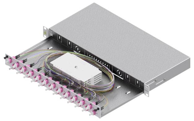 Ein offenes Servergestell, das ein Glasfaser-Patchpanel mit mehreren rosa Steckern und sauber arrangierten Kabeln zeigt.