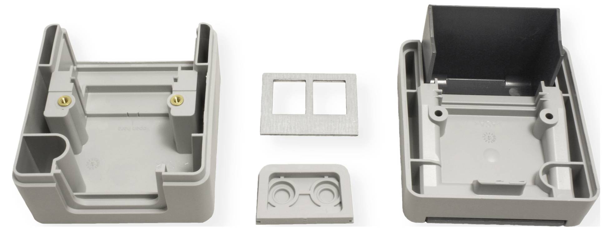 Teile eines grauen Plastik-Wandsteckdosengehäuses sind zerlegt und zeigen die inneren Komponenten und den Montagerahmen, die auf einem weißen Hintergrund angeordnet sind.