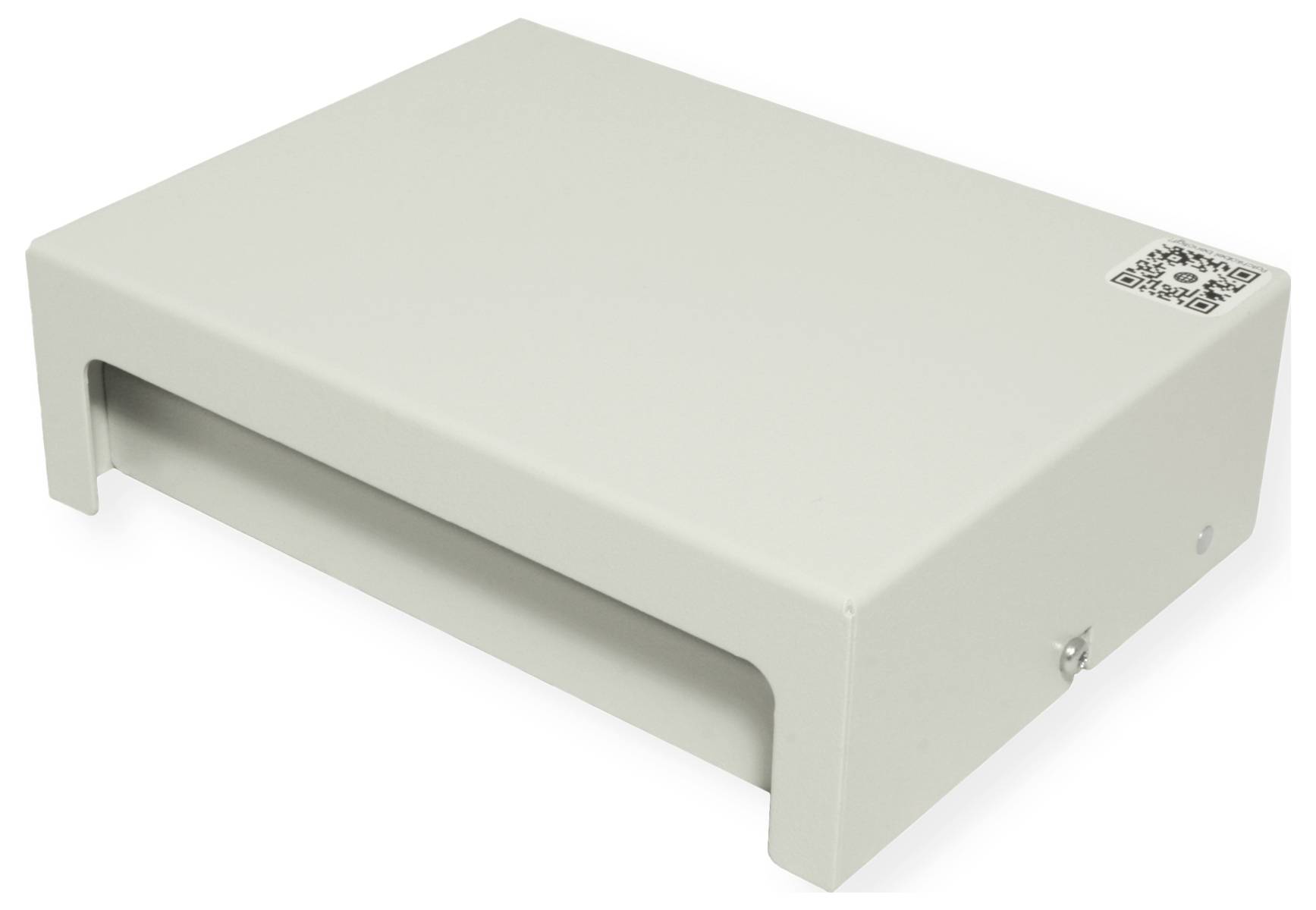 Ein rechteckiges, hellgraues Metallgehäuse mit einer schmalen Öffnung an der Vorderseite und einem QR-Code in der oberen rechten Ecke.