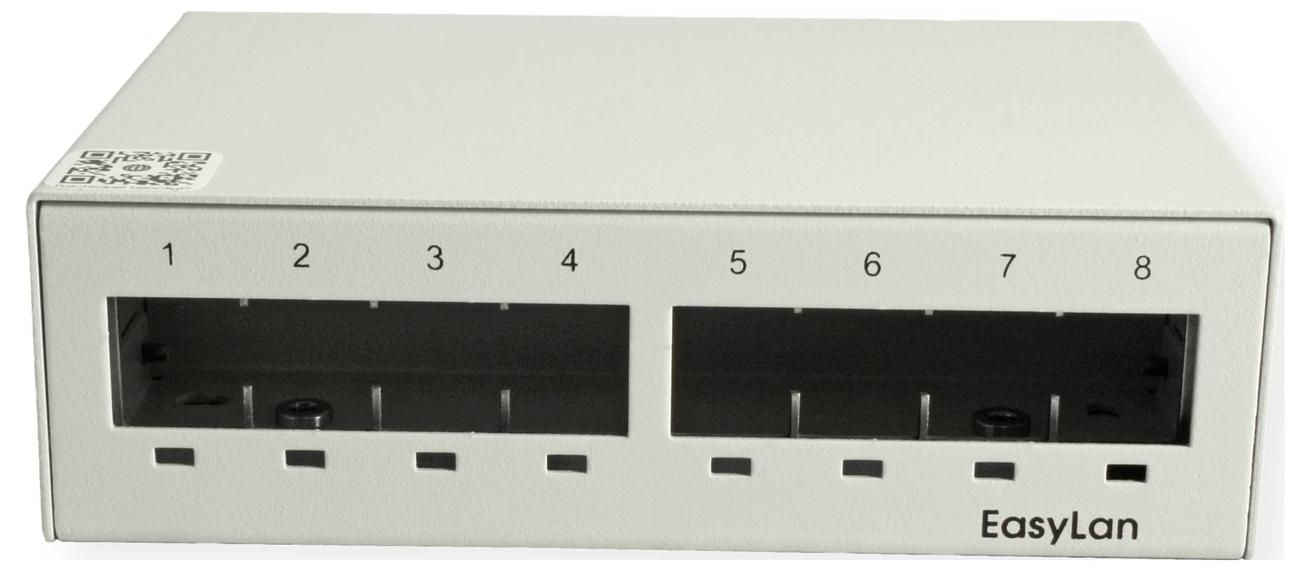 Ein Netzwerk-Switch mit acht nummerierten Anschlüssen, der unten rechts mit 'EasyLan' beschriftet ist, wird verwendet, um Geräte in einem lokalen Netzwerk zu verbinden.