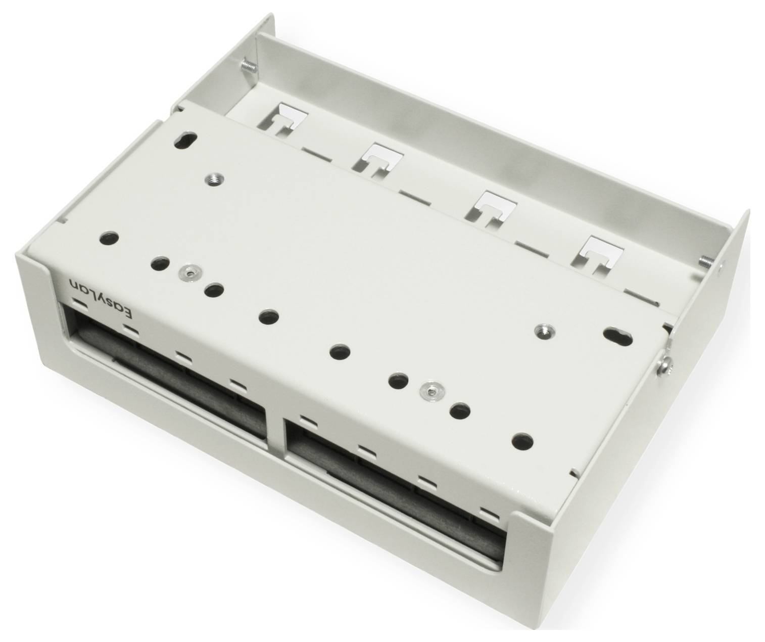 Eine Metallhalterung mit mehreren Schlitzen und Schraubenöffnungen, die zum Befestigen von elektronischen Bauteilen verwendet wird.