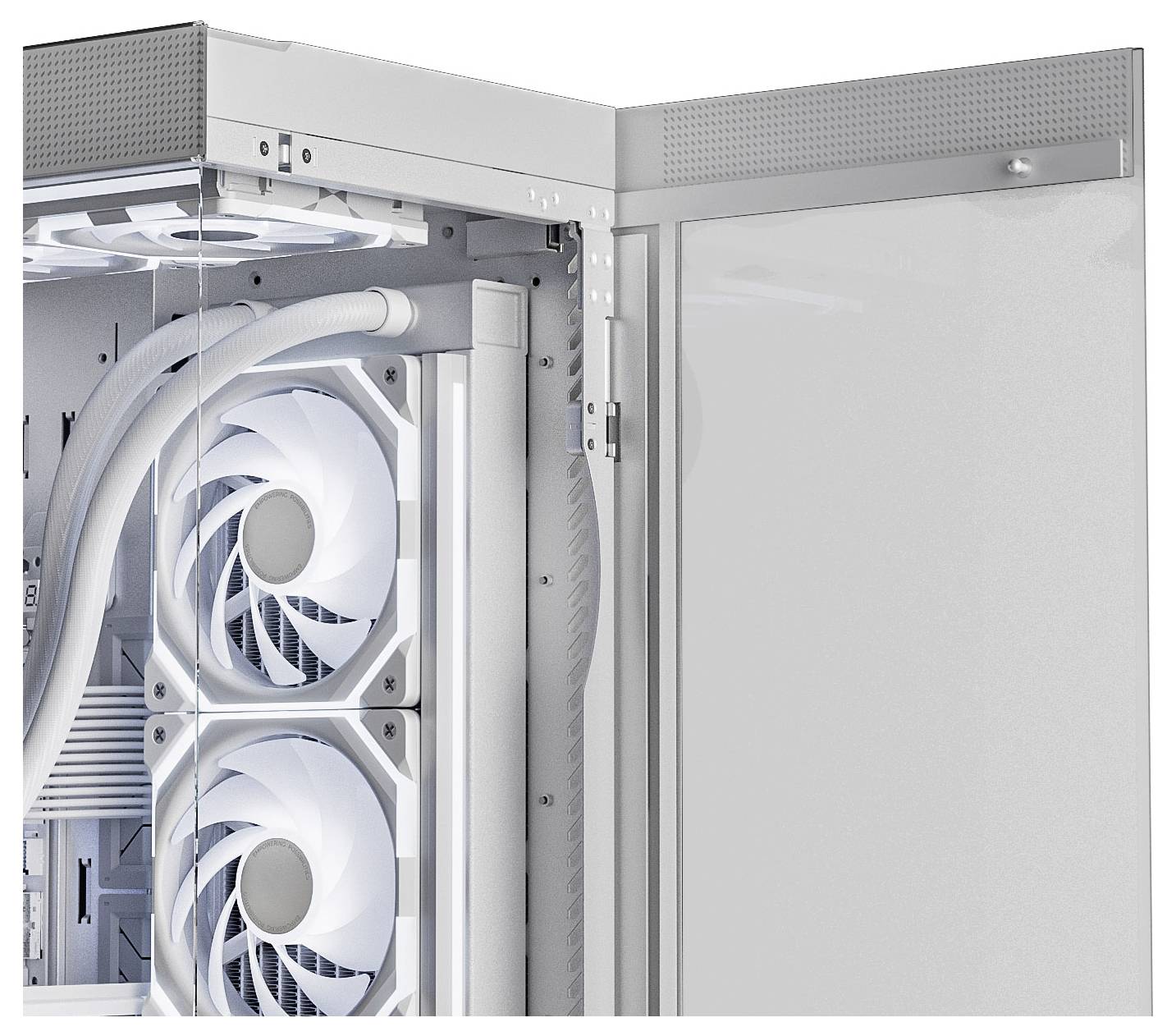 Ein offenes Computergehäuse mit zwei großen internen Kühlventilatoren, weißen Kabeln und einem Teil des internen Rahmens.