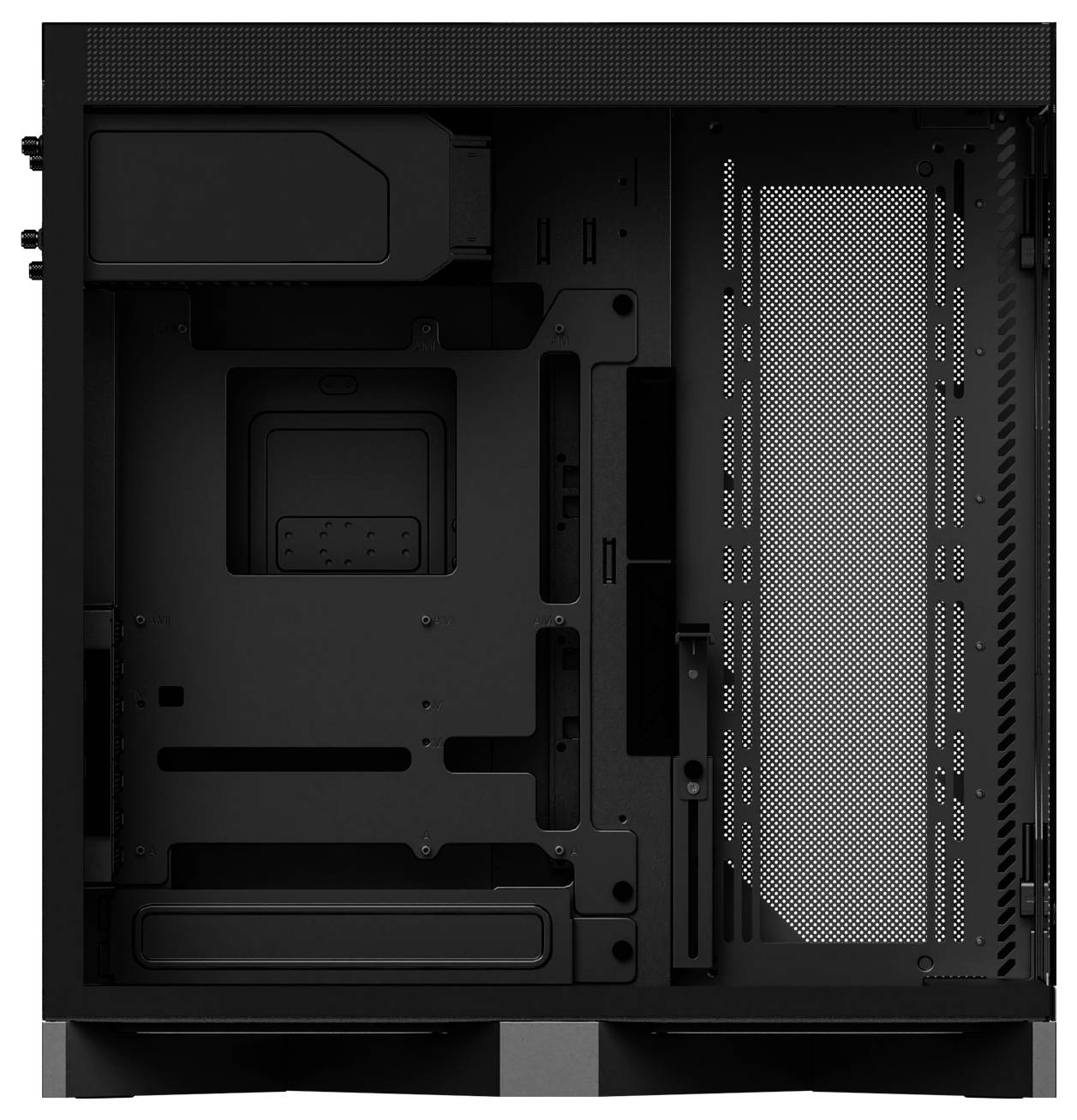 Leeres schwarzes Computer-Gehäuse von der Seite, Innenansicht mit Montageplätzen für Komponenten und Belüftungsöffnungen.