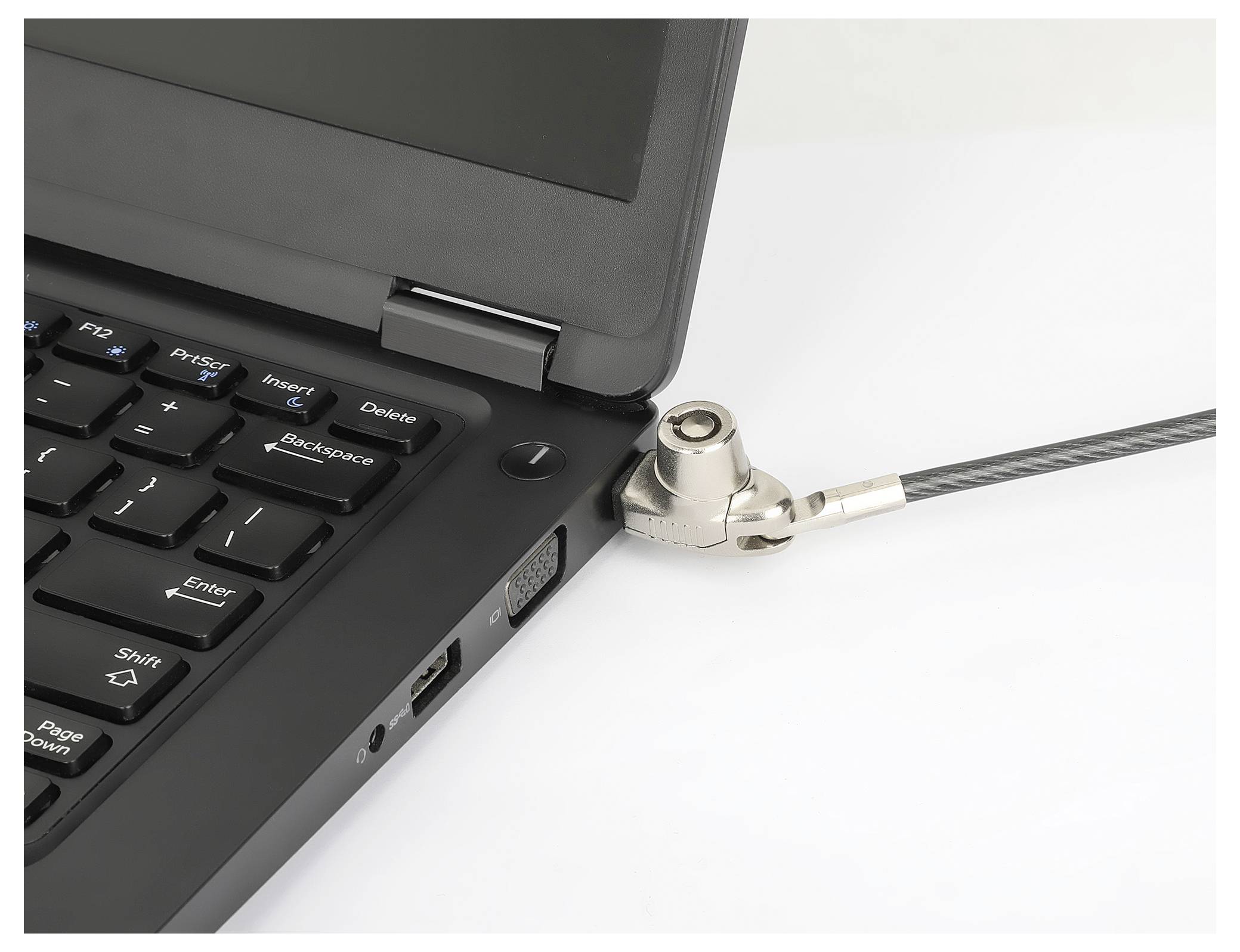 Ein Laptop mit einem Sicherheitskabelschloss, das an der linken Seite befestigt ist, neben verschiedenen Anschlüssen.