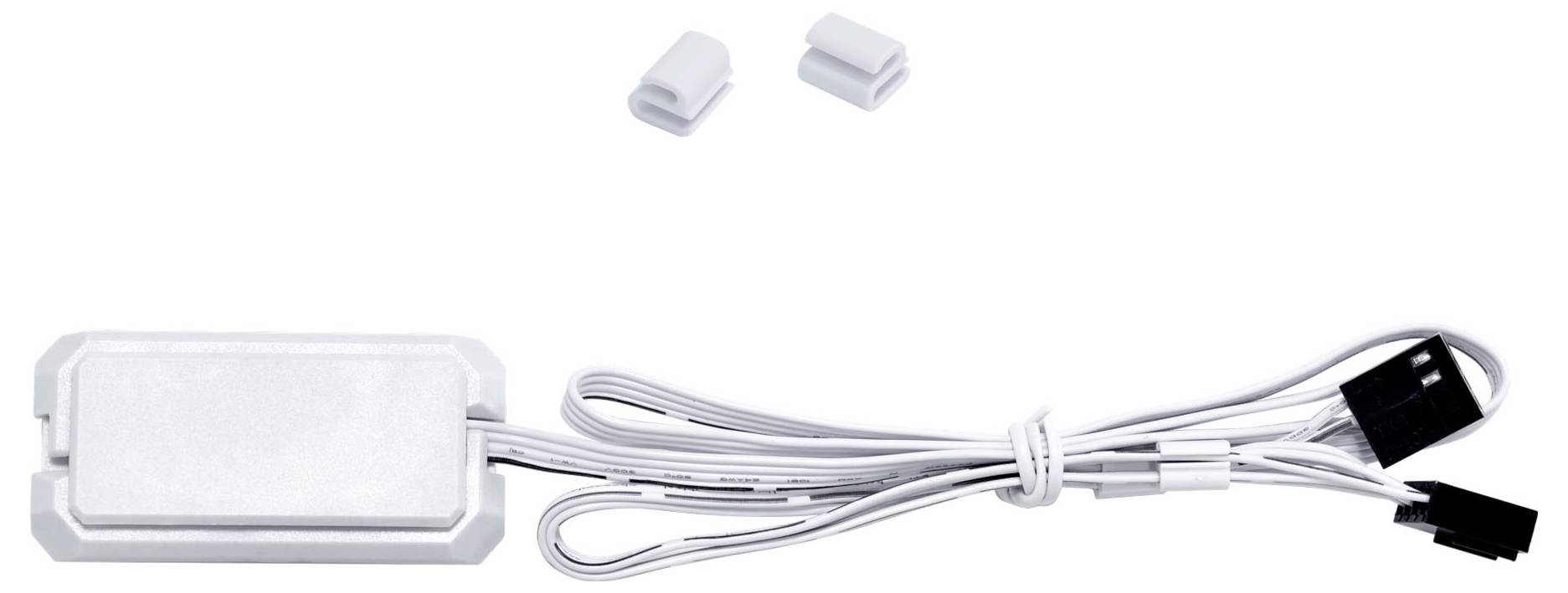 Eine weiße, rechteckige elektronische Komponente mit angeschlossenen Kabeln und Anschlüssen, zusammen mit zwei kleinen, weißen Kabelclips auf einem weißen Hintergrund.