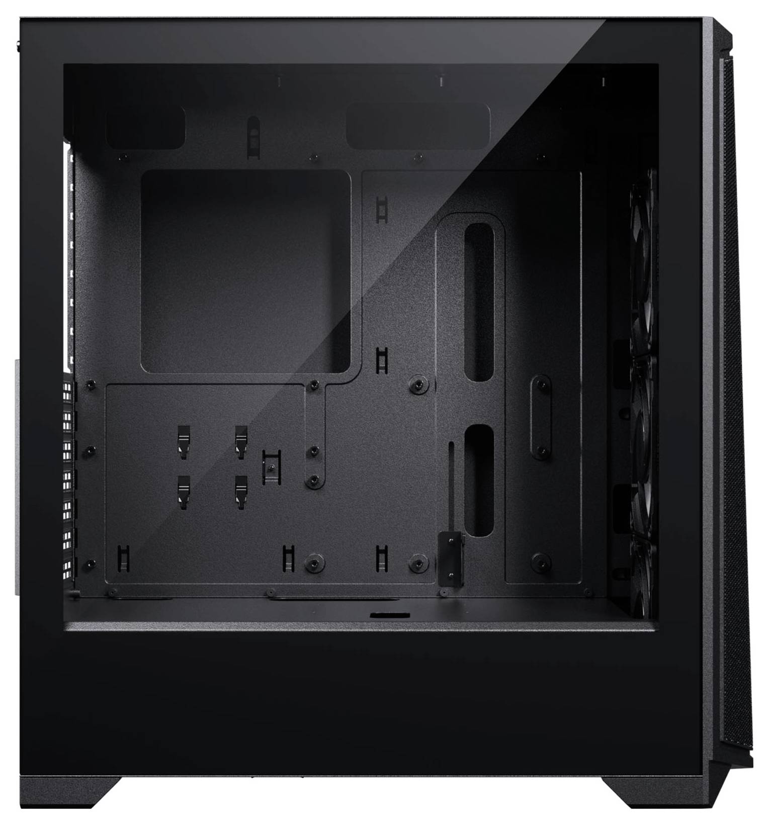 Ein schlankes, leeres schwarzes Computergehäuse mit einer Seitenscheibe aus Hartglas, das interne Kompartimente und Lüfterbefestigungen für individuelle Anpassungen zeigt.