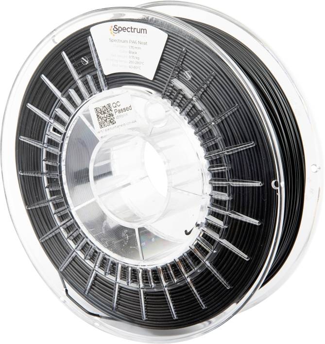 Eine transparente Spule enthält schwarzes 3D-Druckerfilament, das mit ‚Spectrum PA6 Neat' beschriftet ist. Das Etikett enthält technische Daten und einen QR-Code für Produktdetails.