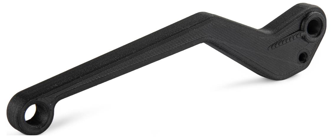 Eine schwarze, L-förmige mechanische Hebel mit zwei kreisrunden Löchern an jedem Ende, gewinkelt mit einer leichten Krümmung.