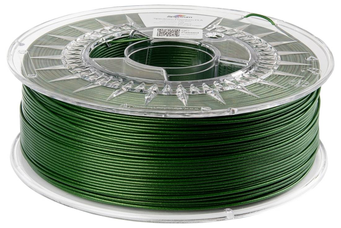 Eine durchsichtige Kunststoffspule enthält grünes 3D-Druckerfilament, das sauber aufgewickelt ist. Eine Beschriftung auf der Oberseite der Spule enthält Marke und Spezifikationen.
