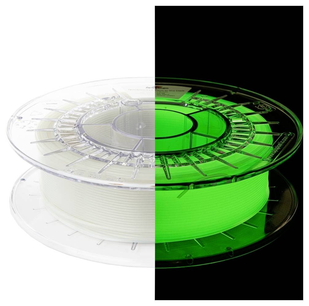 Eine Rolle mit 3D-Druckfilament, die in zwei Hälften dargestellt wird: Die linke Seite erscheint bei normalem Licht weiß, die rechte Seite leuchtet im Dunkeln grün.