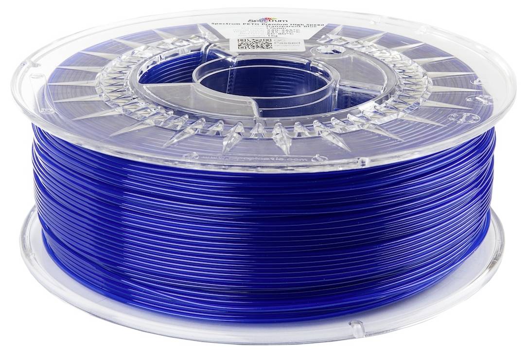 Eine durchsichtige Spule mit blauem Filament zum 3D-Druck, mit einem Etikett auf der Oberseite, das Produktdetails anzeigt.