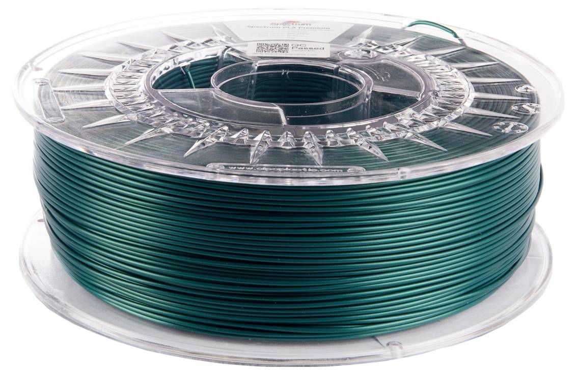 Eine Spule grünen 3D-Druckfilaments, ordentlich aufgewickelt, auf der Seite liegend.