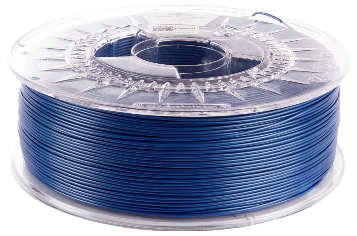 Eine Spule blauen Filaments, verwendet für den 3D-Druck, ist sauber auf einer transparenten Kunststoffrolle gewickelt und einsatzbereit.