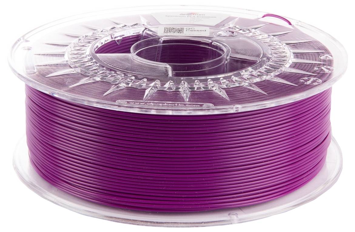 Eine Spule lila 3D-Druckerfilament auf einer transparenten Kunststoffrolle, gleichmäßig gewickelt, verwendet zum Erstellen von 3D-gedruckten Objekten.