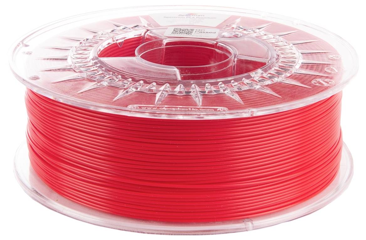 Eine Spule roten 3D-Druckfilaments, die in klarem Plastik eingehüllt ist und straff gewickeltes Filament zeigt, verwendet für 3D-Drucker.