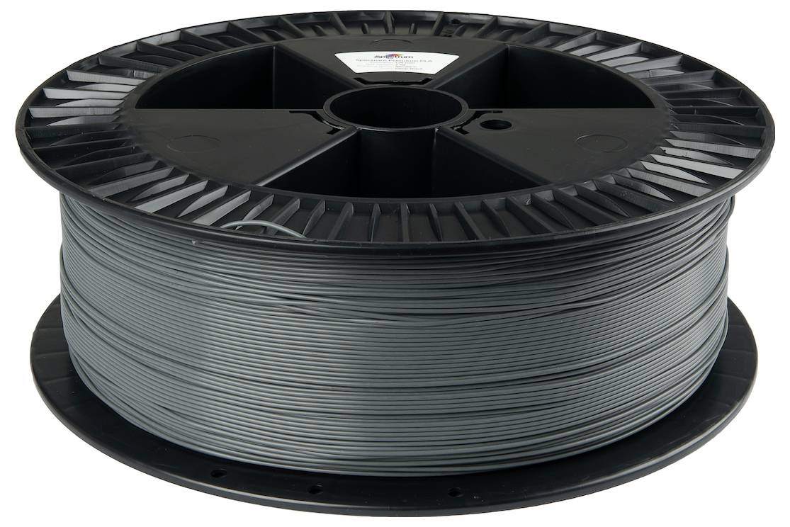Eine Spule grauen 3D-Druckerfilamentes ordentlich aufgewickelt, die auf einer schwarzen Kunststoffrolle sitzt.