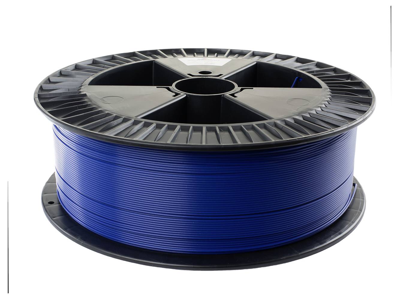 Eine große Spule, gefüllt mit blauem Filament für den 3D-Druck, horizontal vor einem einfarbigen weißen Hintergrund positioniert.