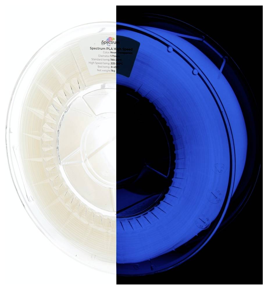 Ein geteiltes Bild, das eine Filamentspule zeigt; die linke Hälfte in Naturfarbe, die rechte Hälfte leuchtet im Dunkeln blau.