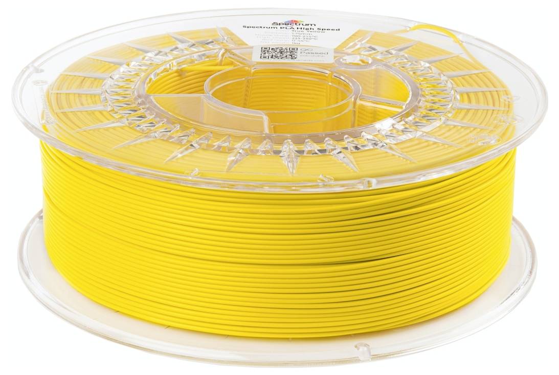 Eine Spule gelben 3D-Druckfilaments mit transparenter Verpackung, mit der Marke 'Spectrum' versehen, liegt auf einer flachen Oberfläche und präsentiert ihre leuchtende Farbe.