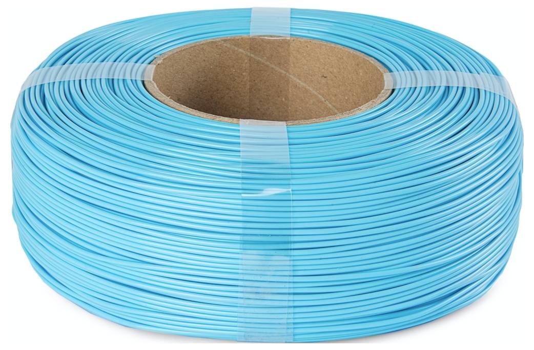 Eine Rolle aus hellem blauen Draht, sauber auf einer Pappspule gewickelt und mit transparentem Klebeband befestigt.