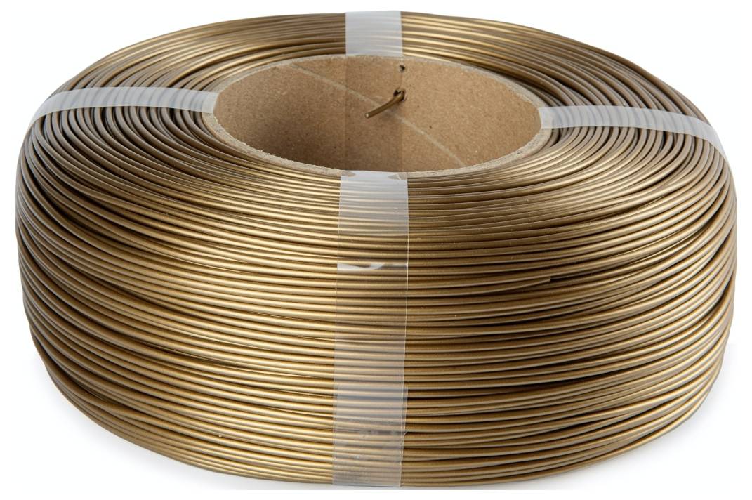 Eine Spule aus Kupferdraht, die um einen Pappzylinder gewickelt und mit weißem Klebeband gesichert ist, nützlich für elektrische oder handwerkliche Zwecke.