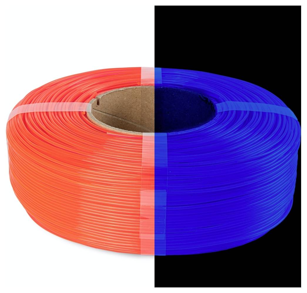 Eine Filamentrolle wird gezeigt, wobei die linke Hälfte orange vor einem weißen Hintergrund und die rechte Hälfte blau vor einem schwarzen Hintergrund ist.