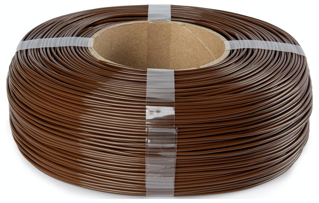 Eine große Spule aus braunem Draht, eng gewickelt und mit Klebeband befestigt, die auf ihrer Seite liegt, mit einer Pappröhre in der Mitte.