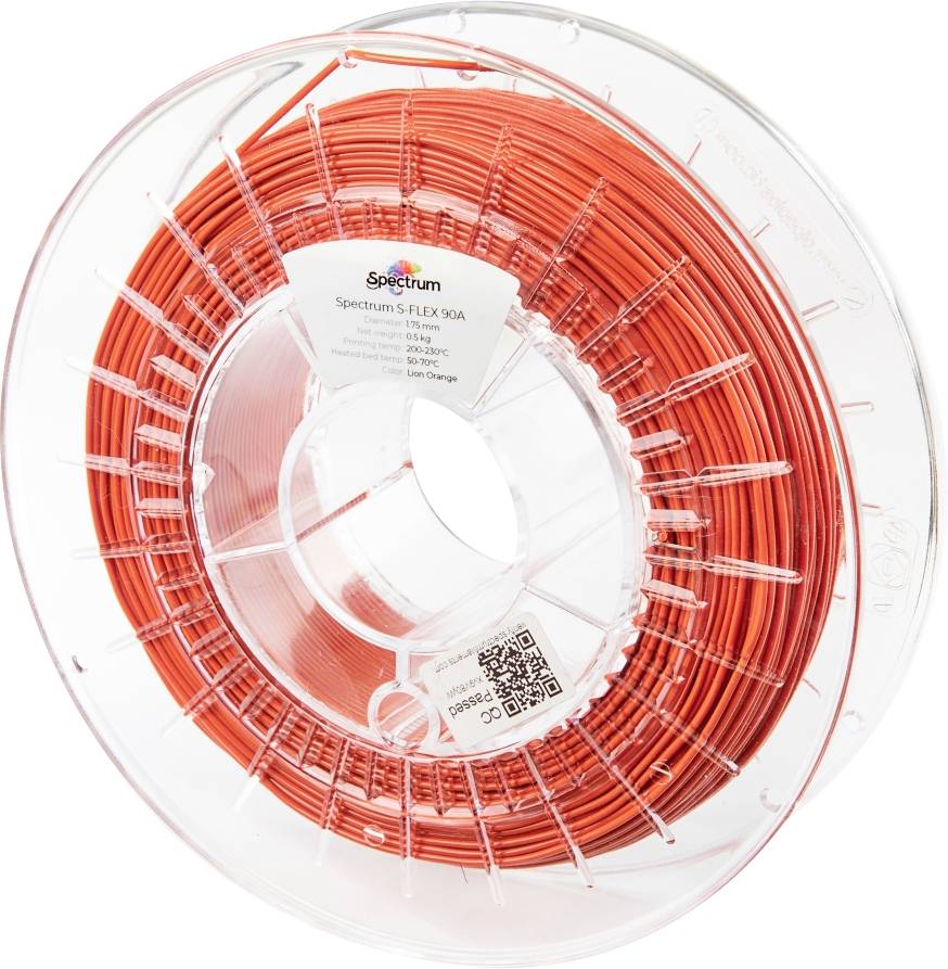 Eine Spule mit orangefarbenem 3D-Druckfilament, beschriftet mit 'Spectrum S-Flex 90A', auf der ein QR-Code sichtbar ist.