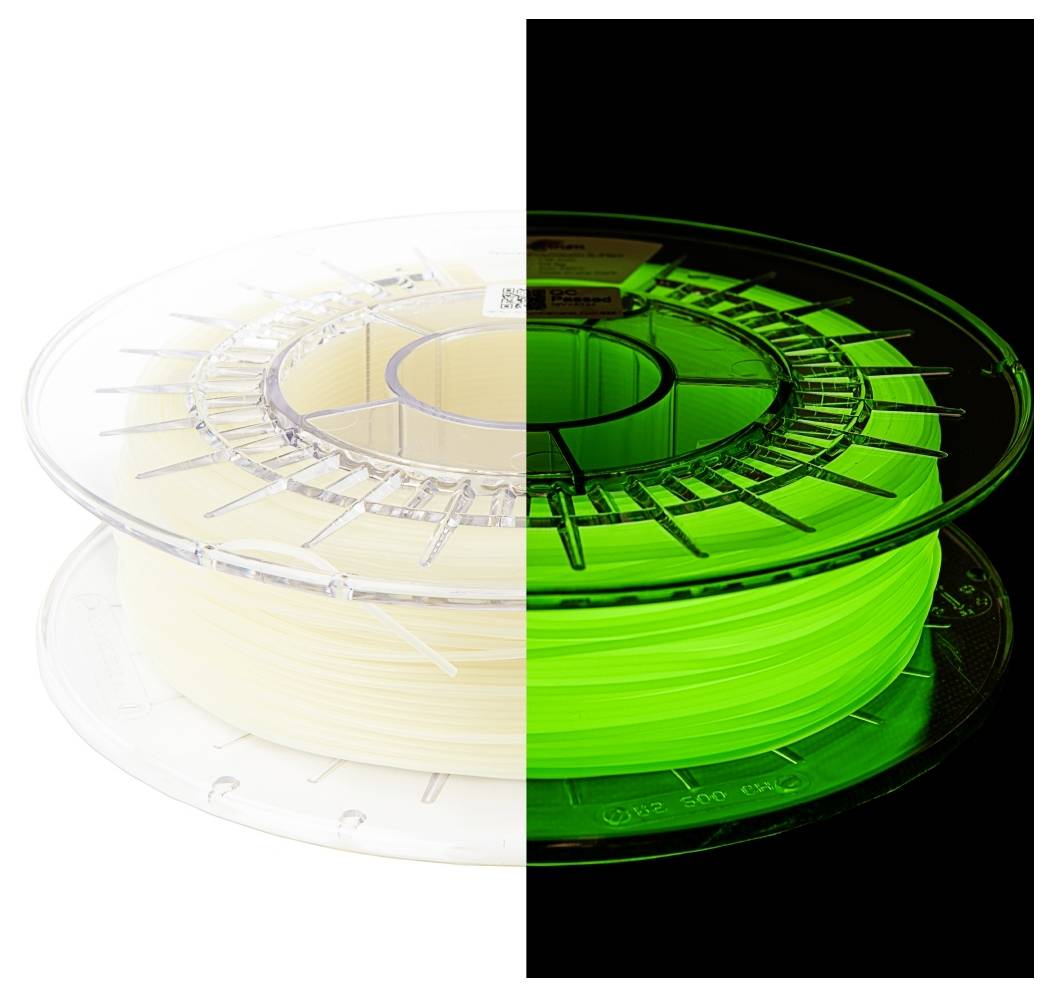 Eine Rolle 3D-Druckerfilament, halb im natürlichen Licht gezeigt und halb im Dunkeln leuchtend grün, illustriert seine Lumineszenz-Eigenschaft.
