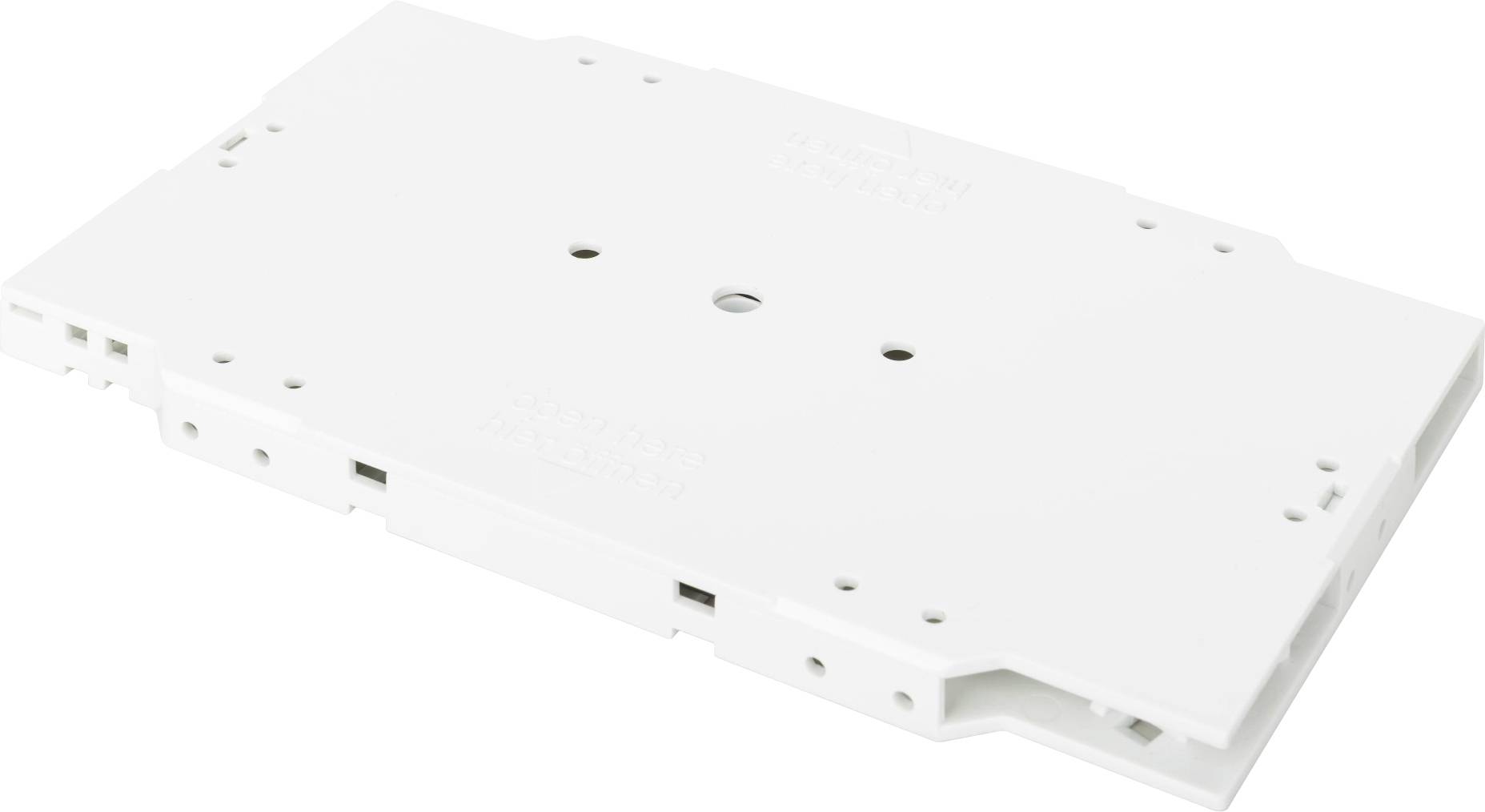 Eine rechteckige weiße Kunststoffmontageplatine mit mehreren Löchern und Schlitzen, die zum Befestigen von elektronischen Bauteilen oder Geräten verwendet wird.