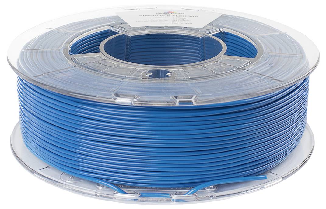 Eine Spule blaues 3D-Druckerfilament, sauber aufgewickelt, mit einer transparenten Plastikummantelung, die auf einer weißen Oberfläche ruht.