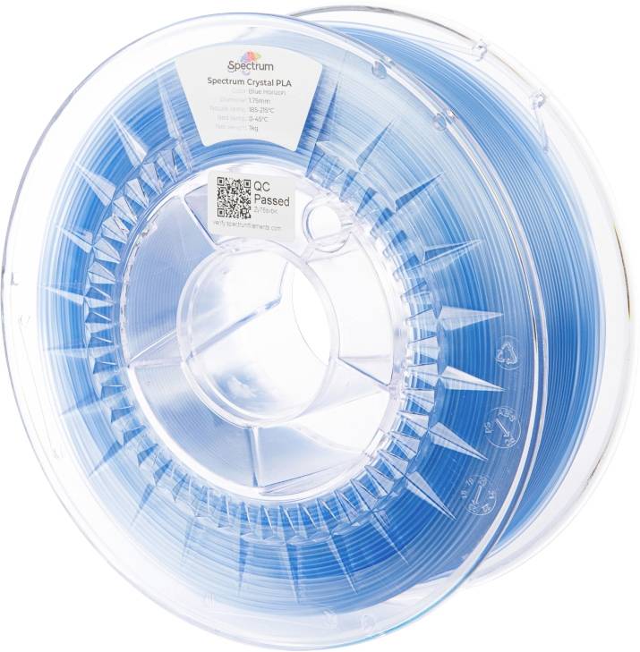Eine Rolle blaues 3D-Druckerfilament, beschriftet mit 'Spectrum Crystal PLA', mit einem 'QC Passed'-Aufkleber an der Seite.