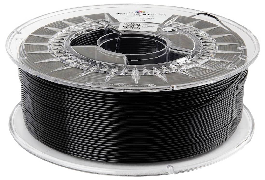 Spule mit schwarzem 3D-Druckerfilament in einer transparenten Plastikverpackung, die die Filamentrolle und das Etikett auf der Oberseite zeigt.