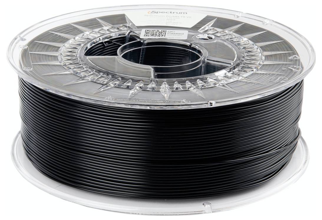 Eine Spule schwarzen 3D-Druckerfilaments mit einer transparenten Kunststoffumhüllung.