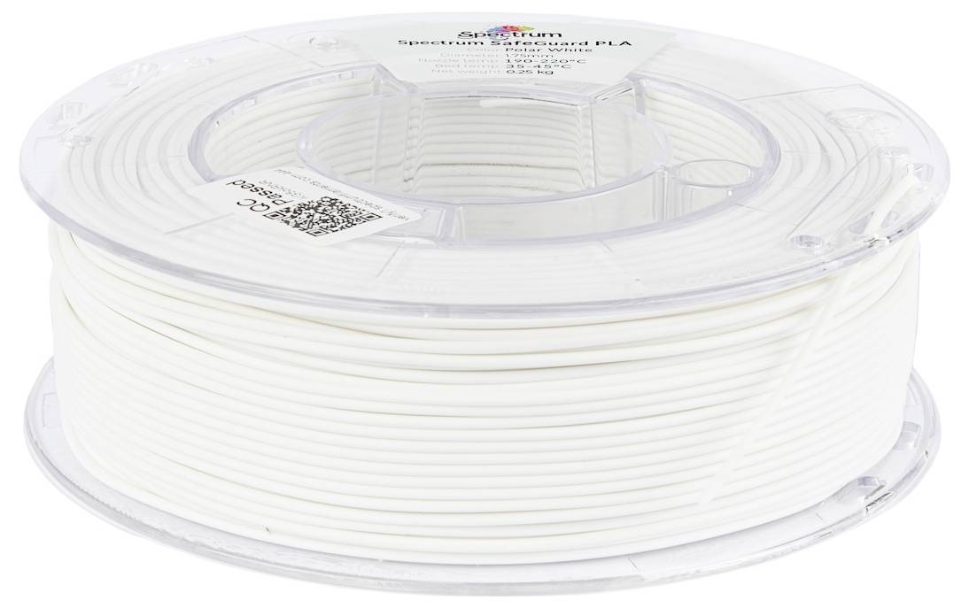 Eine Spule weißen 3D-Druckfilaments, beschriftet mit 'Spectrum Universal PLA'. Der Filament ist sauber in einer transparenten Plastikbox aufgewickelt.