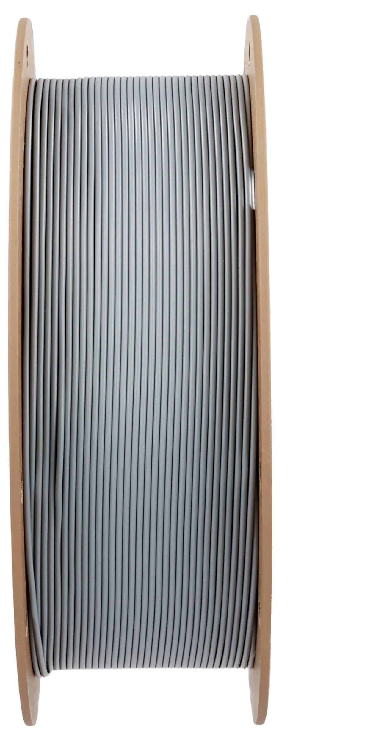 Eine große Spule mit aufgewickeltem grauem Kabel steht aufrecht zwischen zwei Holzscheiben.