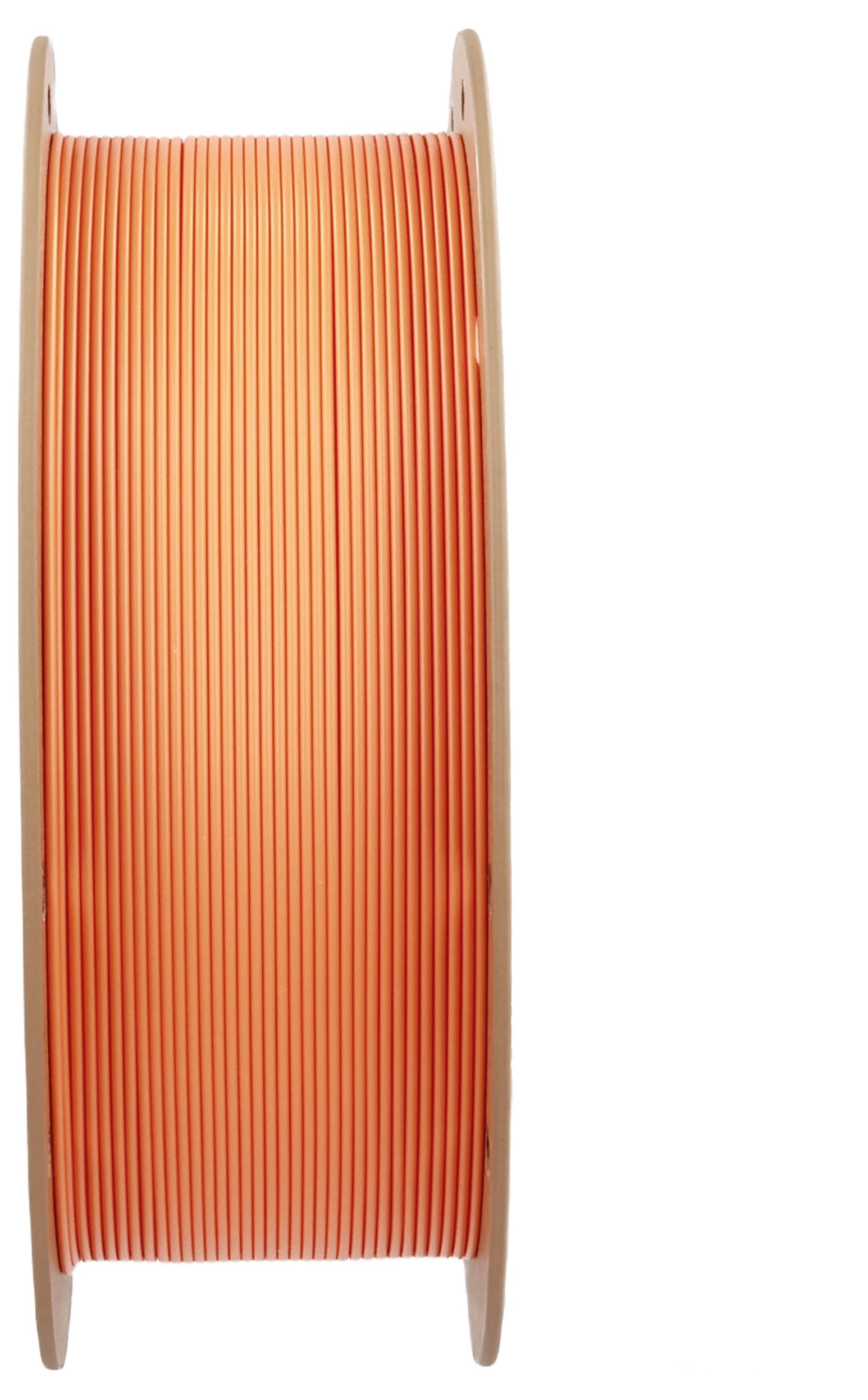 Eine große Spule hält straff aufgewickeltes orangefarbenes Filament, das wahrscheinlich für 3D-Druck oder ähnliche industrielle Anwendungen verwendet wird.