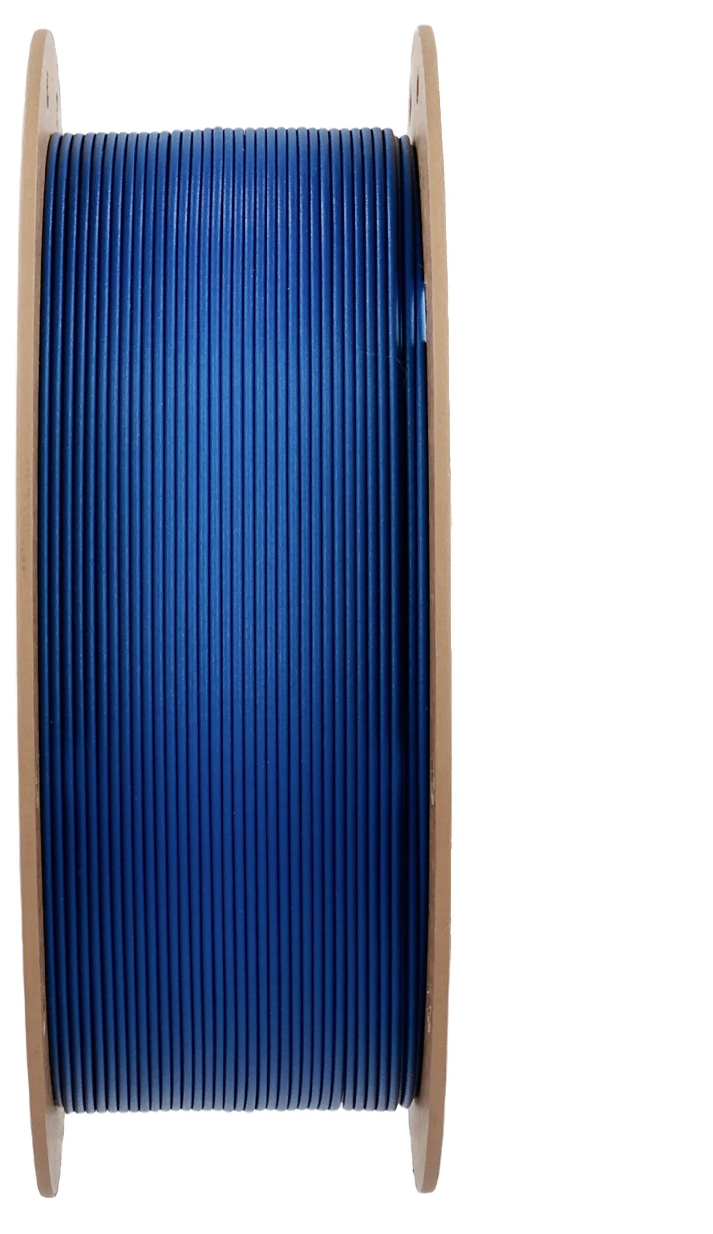 Eine Spule aus blauem Kunststofffilament zum 3D-Drucken, ordentlich zwischen zwei runden Holzenden aufgewickelt, von einer Seitenansicht gezeigt.