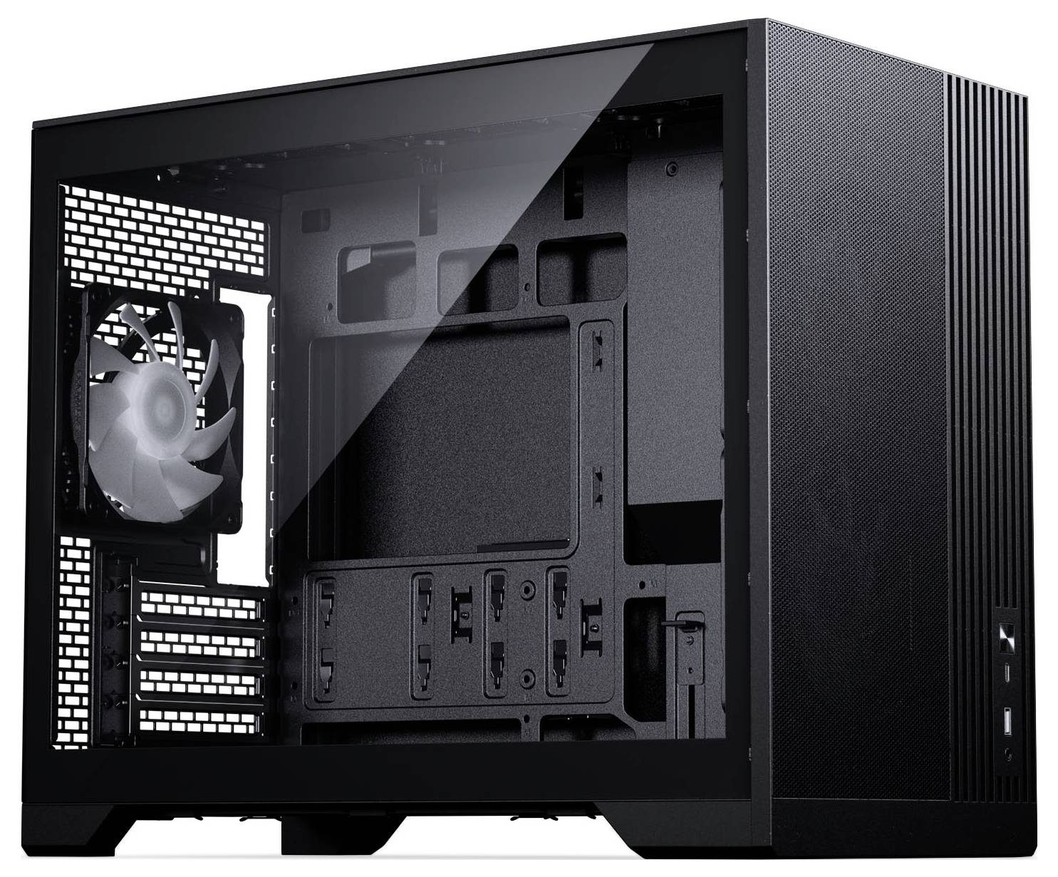 Ein schwarzes Computergehäuse mit seitlicher Belüftung und einem sichtbaren Heckventilator, das ein offenes und geräumiges Innenleben für Komponenten bietet.