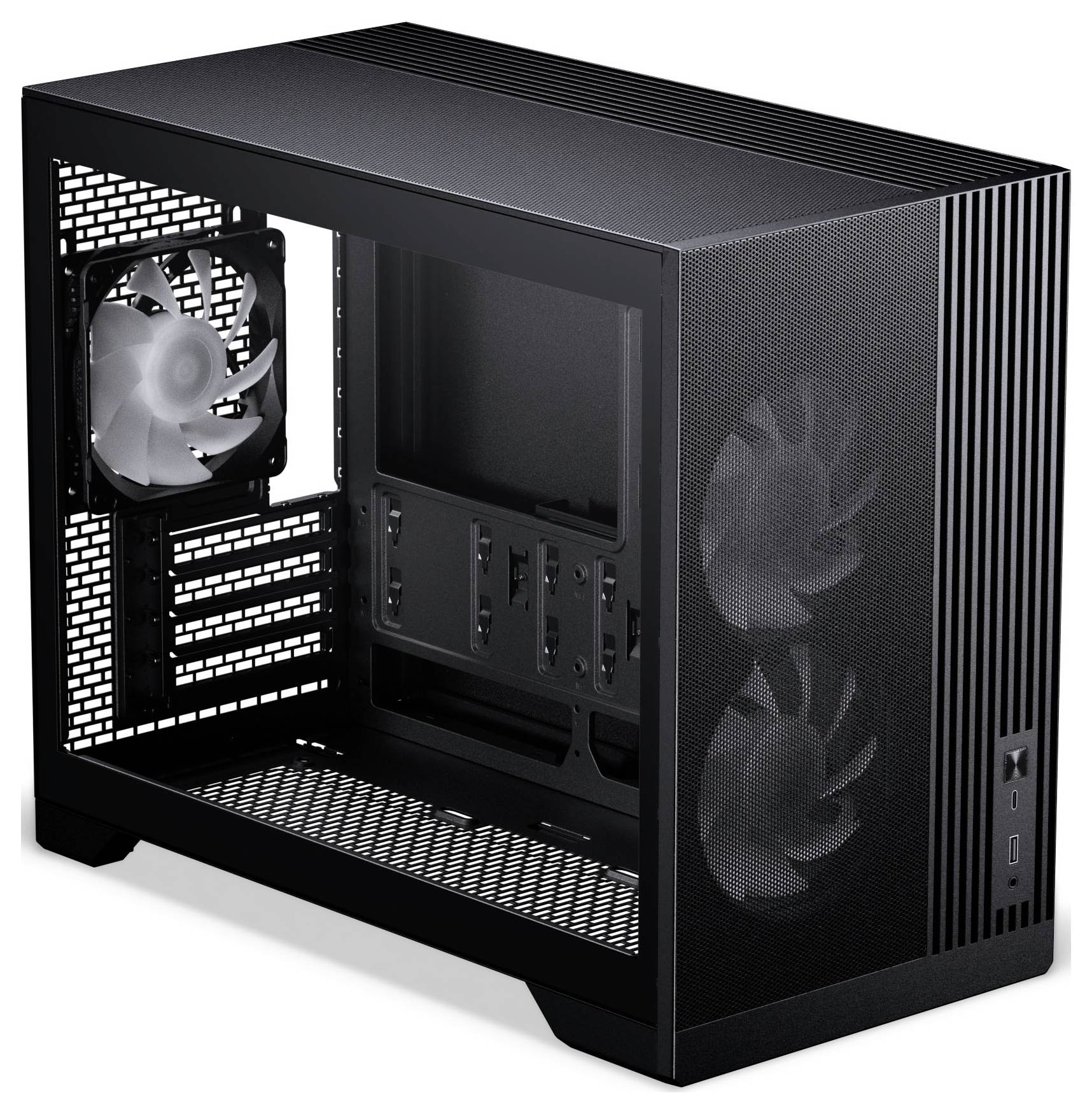 Ein schwarzes Computergehäuse mit Netzaußenseite zeigt sichtbare interne Lüfterbefestigungen. Es verfügt über mehrere Belüftungsöffnungen und eine seitliche Paneeröffnung.