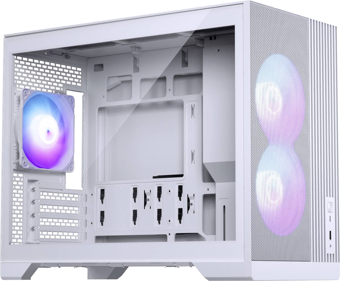 Ein weißes Computergehäuse mit zwei vorderen RGB-Lüftern und einem Hecklüfter. Das Innere ist leer und zeigt die Montageplätze für Komponenten.