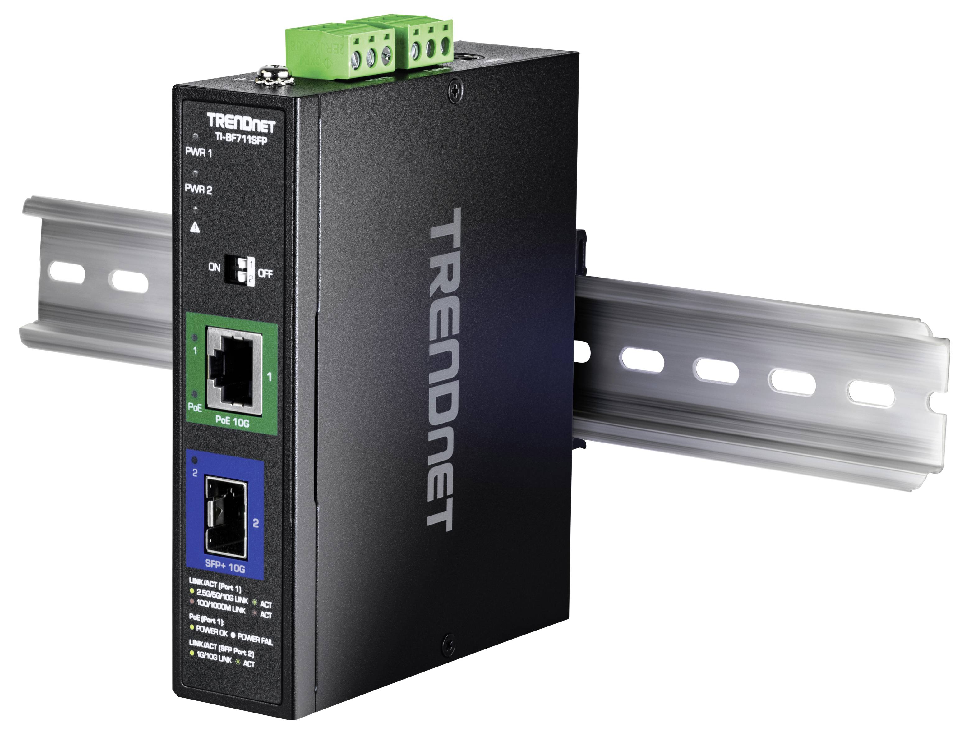Ein schwarzes und grünes Trendnet-Netzwerkgerät, das auf einer Schiene montiert ist, mit Ethernet-Anschlüssen, die mit ‚PoE 10G' und ‚SFP+ 10G' beschriftet sind, mit LED-Anzeigen.