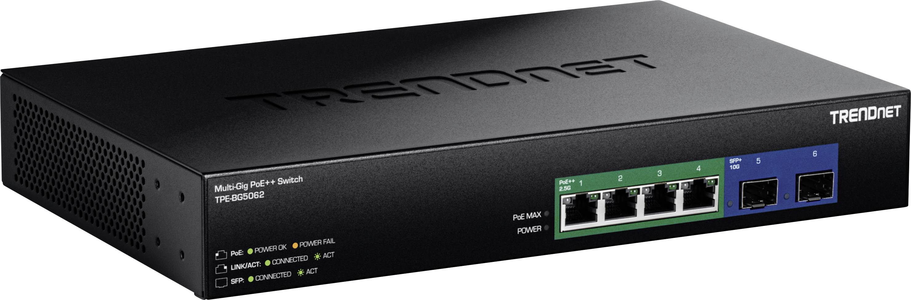 Ein schwarzer TRENDnet Multi-Gig PoE+ Switch mit vier Ethernet-Ports und zwei SFP-Steckplätzen wird vor einem weißen Hintergrund gezeigt.