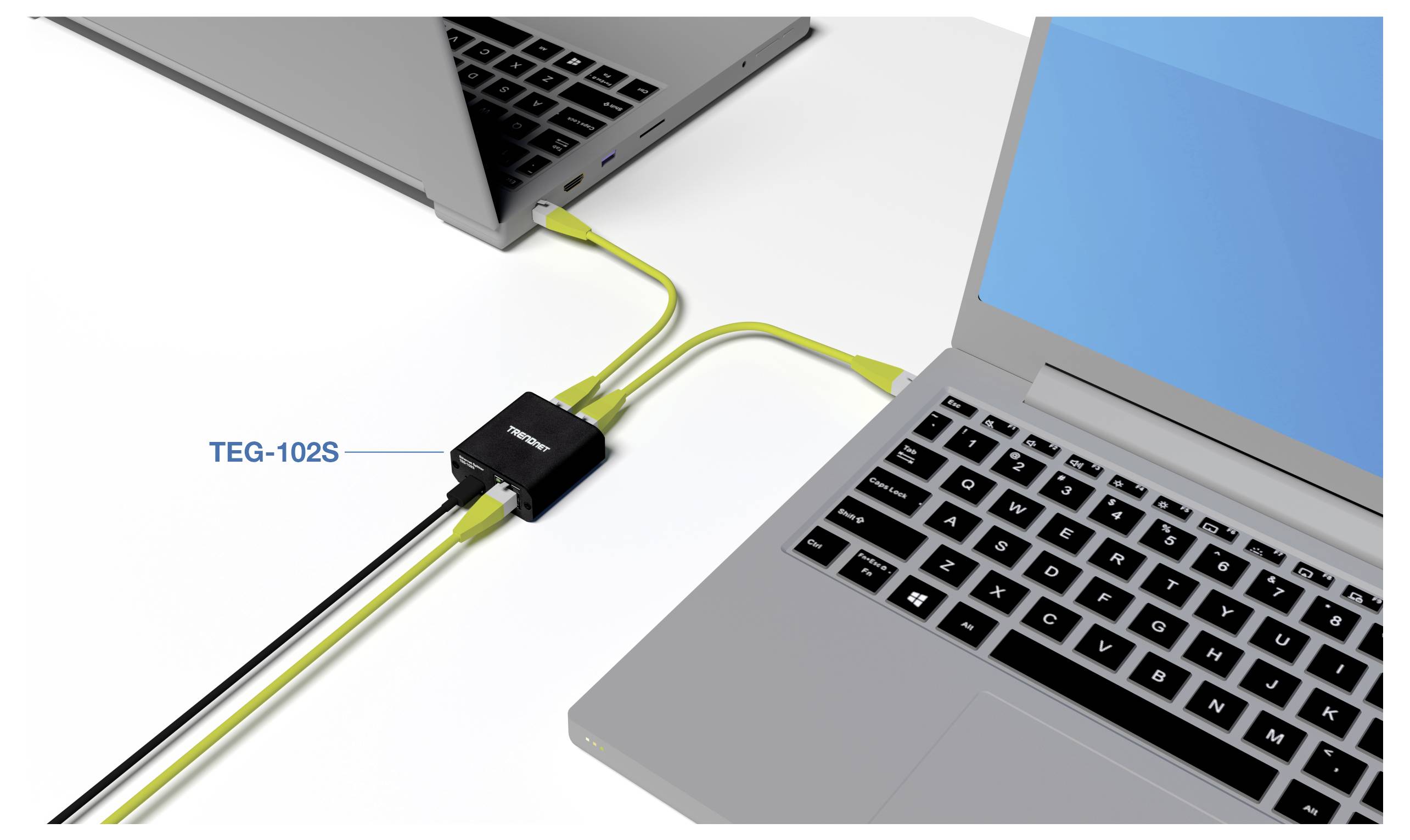 Zwei Laptops sind über ein 'TEG-102S'-Gerät mit grünen Kabeln verbunden, was eine kabelgestützte Kommunikationseinrichtung zeigt.