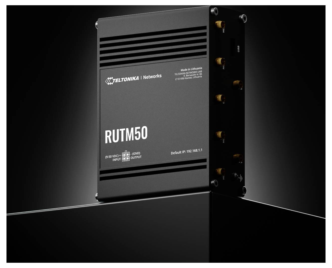 Ein schwarzes 'Teltonika Networks RUTM50' Gerät mit Antennen, Anschlüssen und Modell-Etikett, das vor einem dunklen Hintergrund hervorgehoben ist und Konnektivitätsausrüstung symbolisiert.