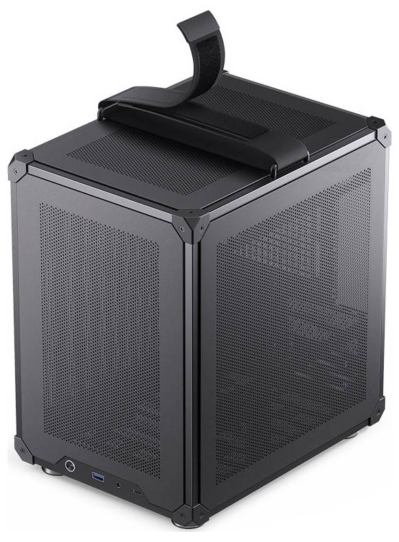 Ein schwarzes, kubisches Computergehäuse mit Meshpaneelen, das einen Griff an der Oberseite für Mobilität und frontal angeordnete Anschlüsse am unteren Bereich aufweist.