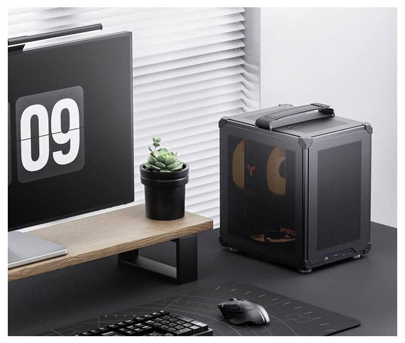 Eine Computereinrichtung mit einer digitalen Uhr auf '09', einer kleinen Topfpflanze und einem kompakten Desktop-Computer mit sichtbaren Lüftern auf einem Schreibtisch.