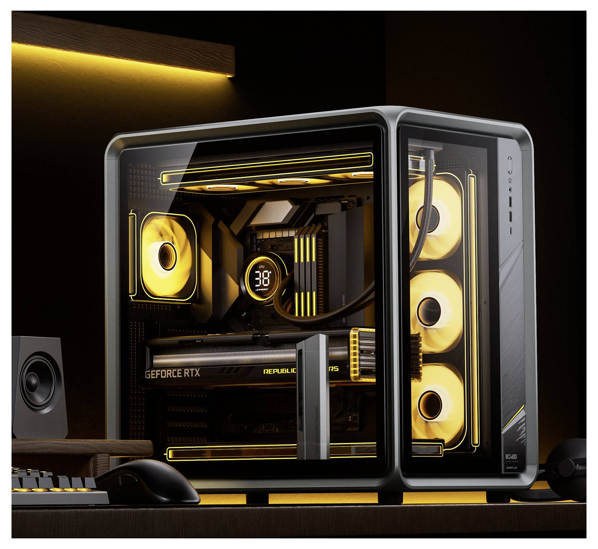 Ein moderner Gaming-PC mit beleuchteten gelben Lüftern, transparentem Gehäuse und einer 'GeForce RTX' Grafikkarte auf einem Schreibtisch mit Tastatur und Lautsprecher.