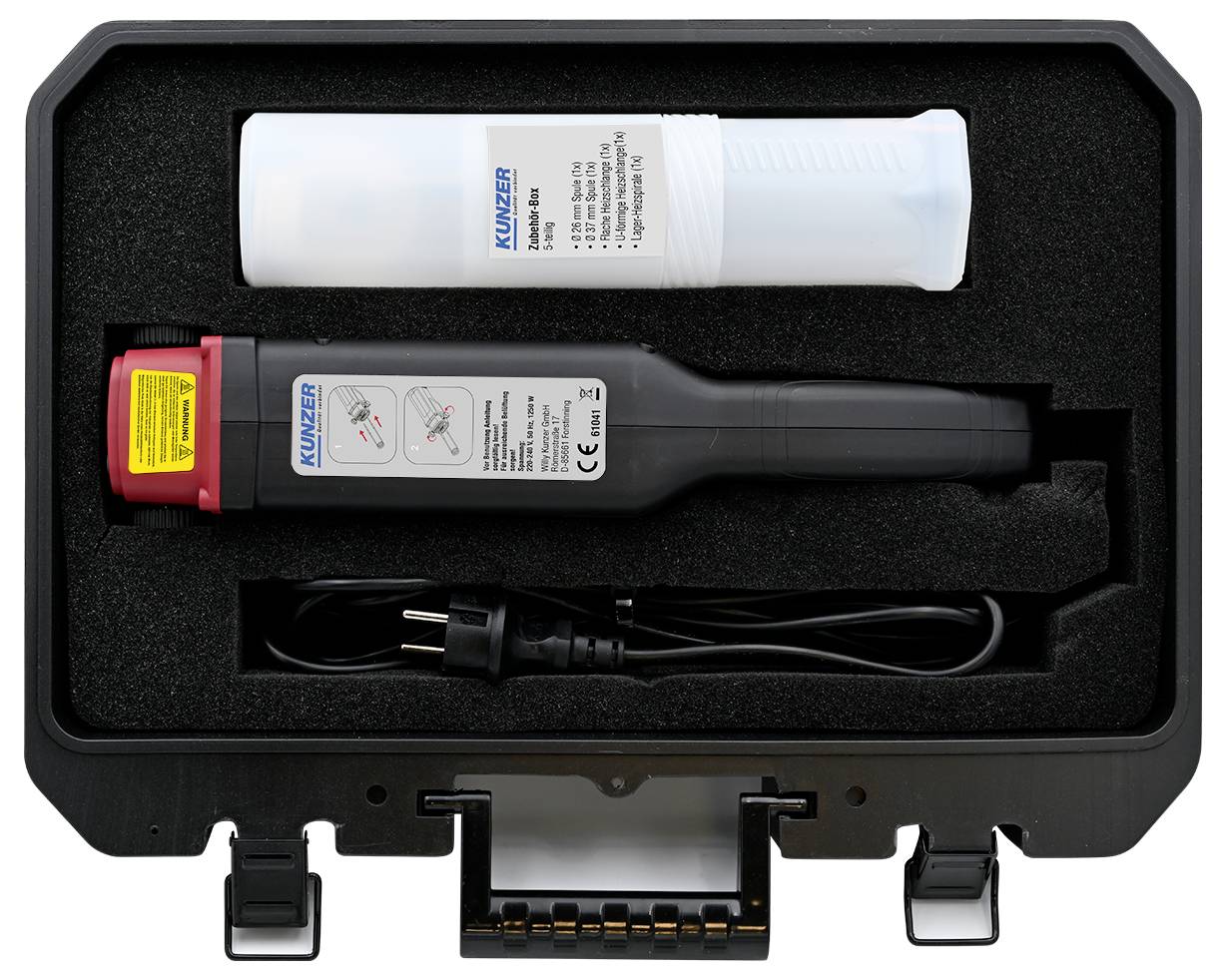 Ein schwarzer Koffer mit einem Spannungsprüfer, Messsonde und Netzkabel, die sorgfältig in Schaumstoffabteilen organisiert sind, mit der Markenbezeichnung 